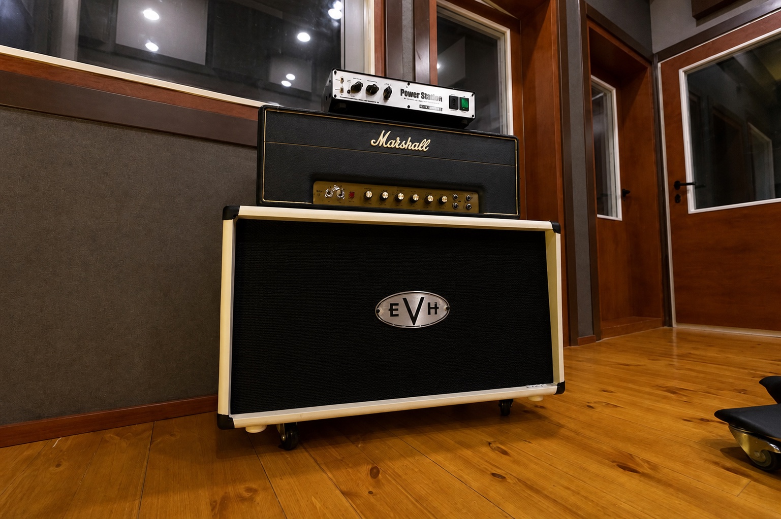 Marshall amfi kafası ve EVH gitar kabini